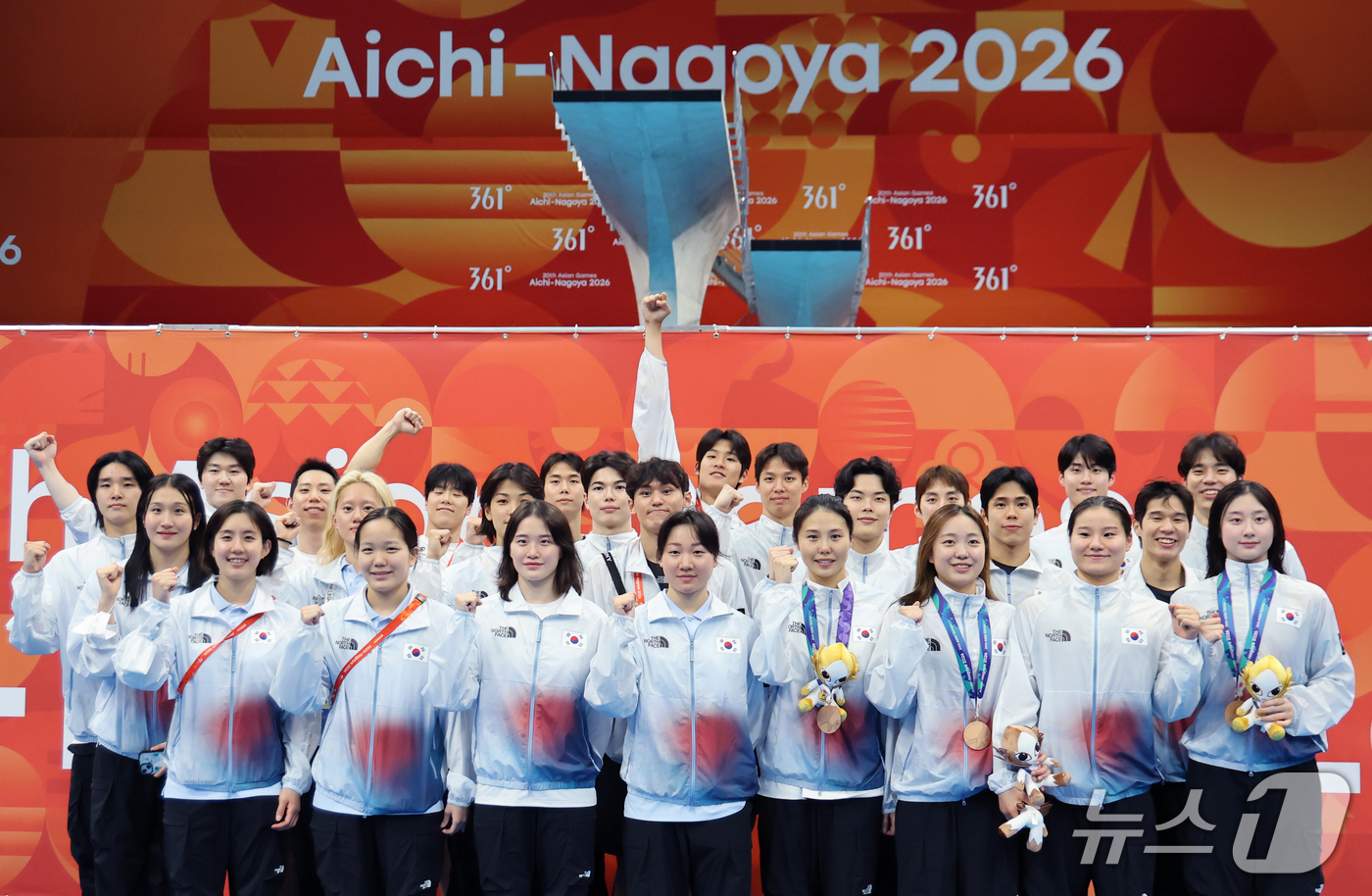 (도쿄=뉴스1) 김민지 기자 = 25일 도쿄 아쿠아틱스 센터에서 열린 2026 아이치·나고야 아시안게임 경기를 마친 대한민국 선수단이 함께 기념촬영을 하고 있다. 2026.9.25 …