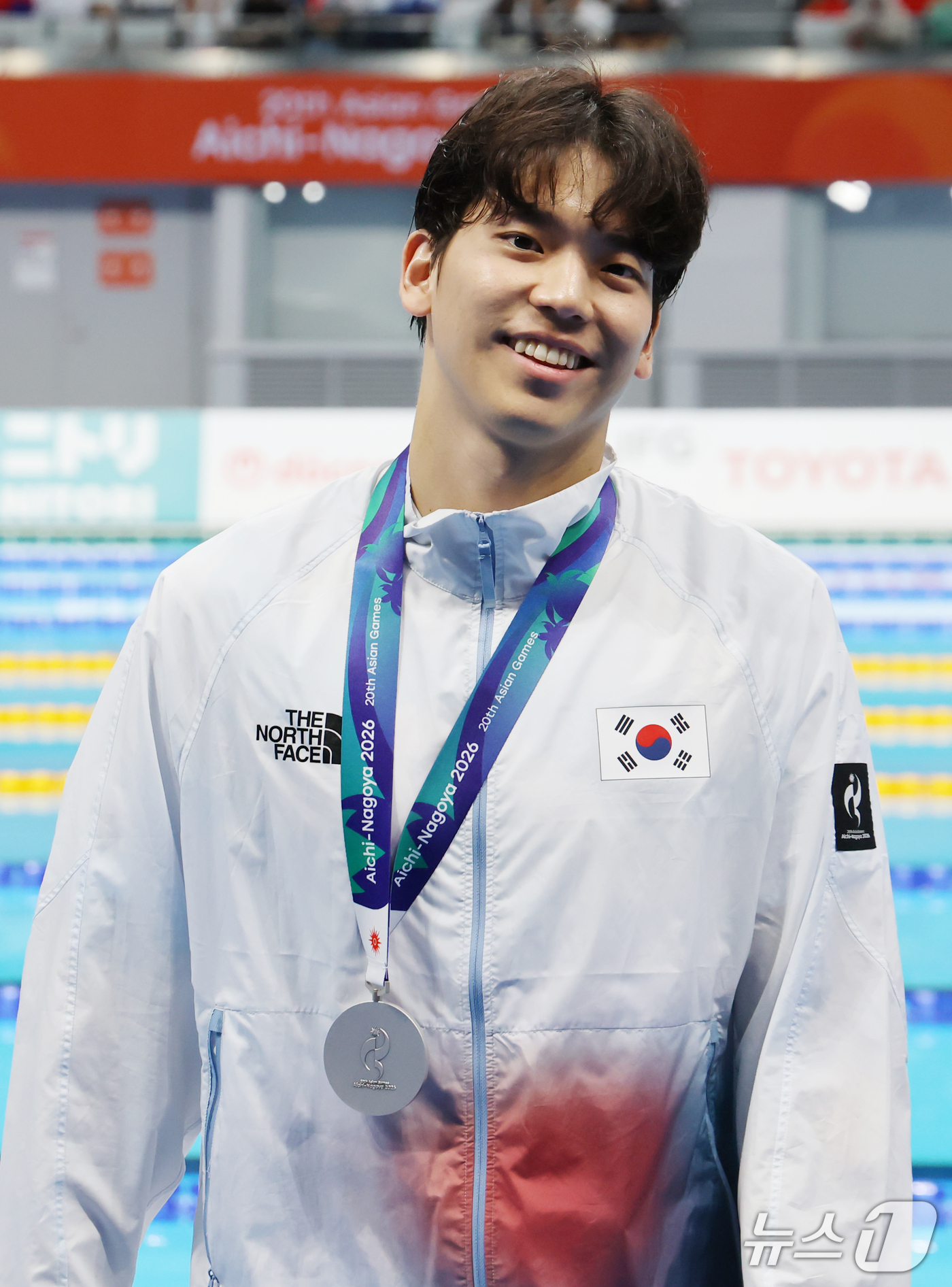 (도쿄=뉴스1) 김민지 기자 = 25일 도쿄 아쿠아틱스 센터에서 열린 2026 아이치·나고야 아시안게임 남자 200m 배영 결승 시상식에서 은메달을 차지한 이주호가 미소를 보이고 …