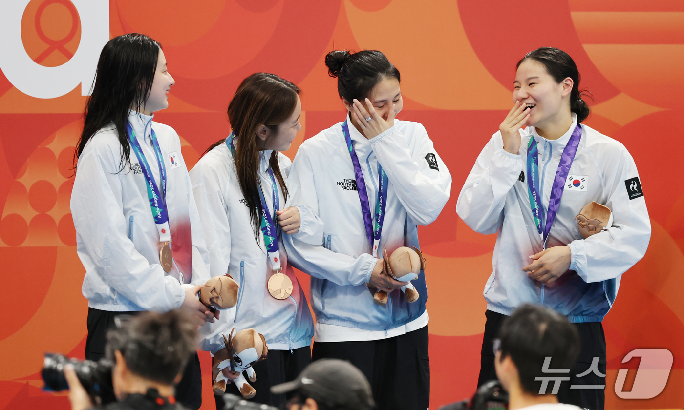 (도쿄=뉴스1) 김민지 기자 = 25일 도쿄 아쿠아틱스 센터에서 열린 2026 아이치·나고야 아시안게임 여자 400m 계영 결승에서 동메달을 차지한 허연경(오른쪽부터), 안세현, …