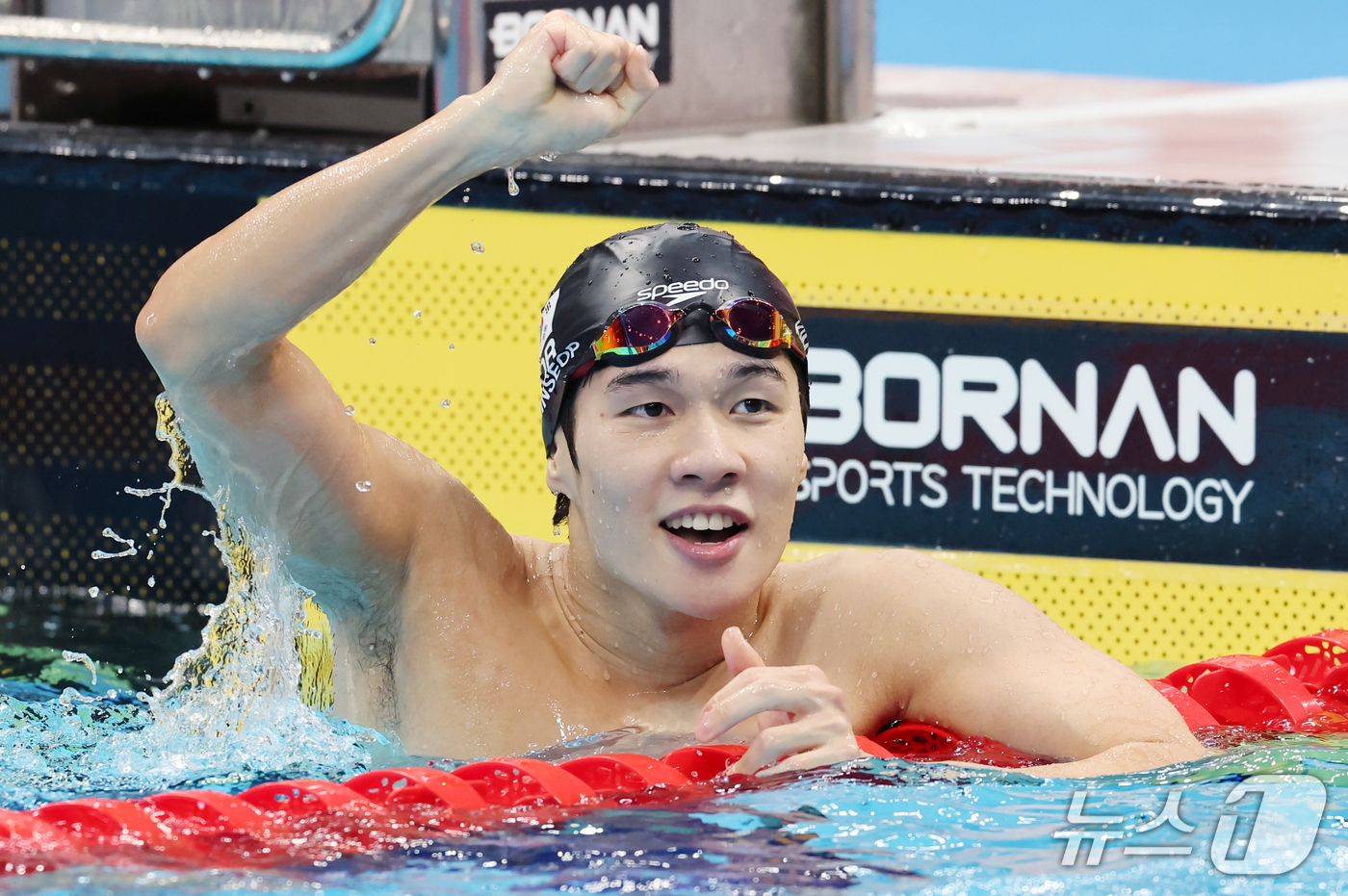 (도쿄=뉴스1) 김민지 기자 = 25일 도쿄 아쿠아틱스 센터에서 열린 2026 아이치·나고야 아시안게임 남자 200m 접영 결승에서 동메달을 차지한 김민섭이 환호하고 있다. 202 …