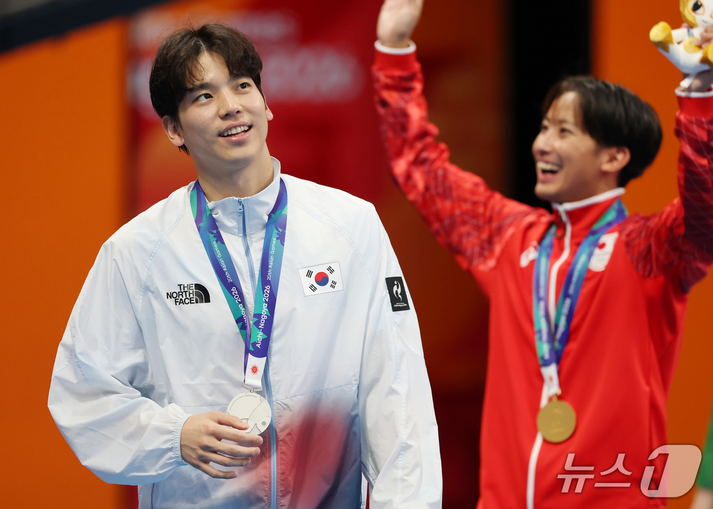 (도쿄=뉴스1) 김민지 기자 = 25일 도쿄 아쿠아틱스 센터에서 열린 2026 아이치·나고야 아시안게임 남자 200m 배영 결승 시상식에서 은메달을 차지한 이주호가 미소를 보이고 …