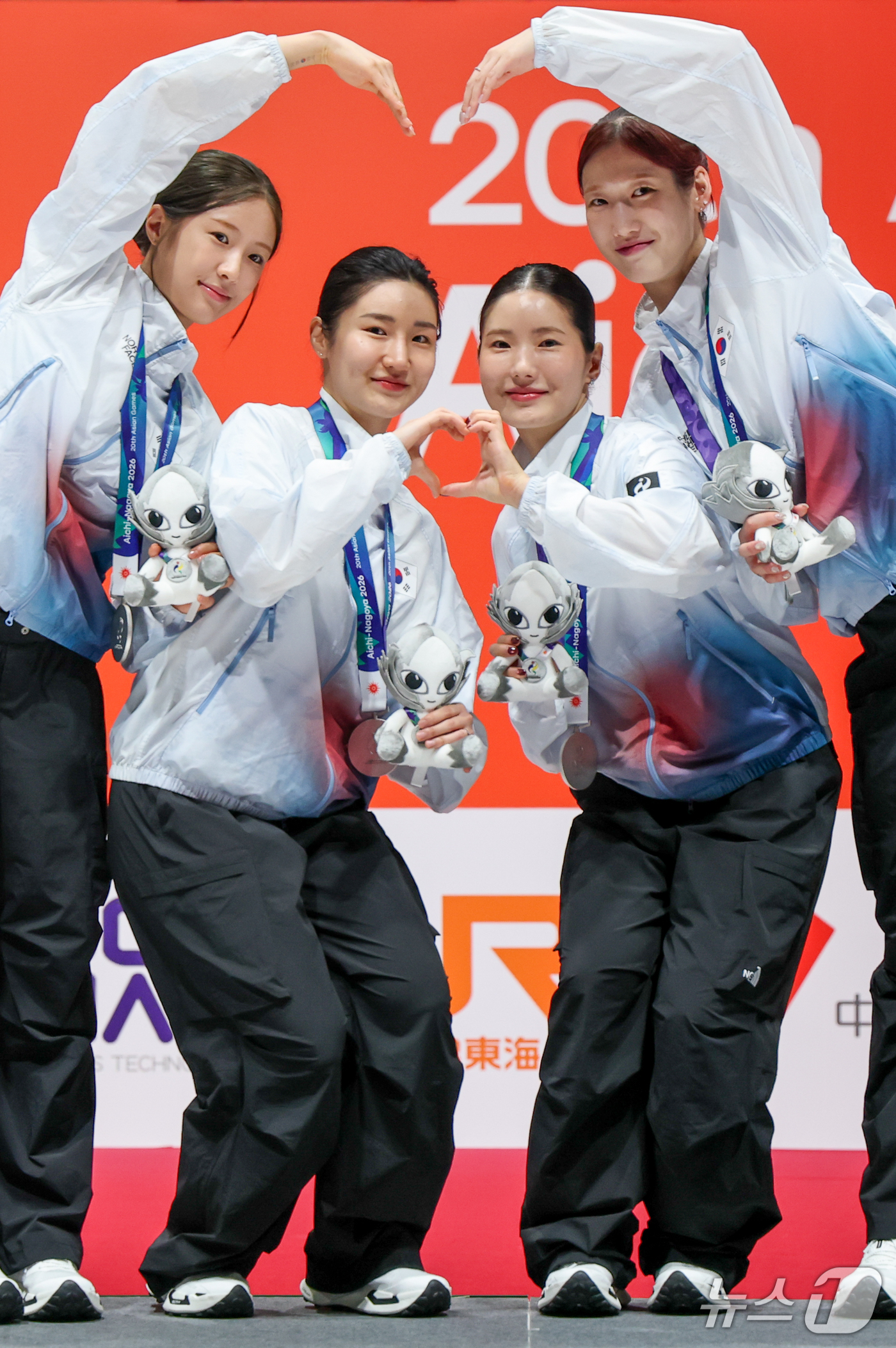 (도코나메=뉴스1) 안은나 기자 = 대한민국 양승혜(왼쪽부터), 이혜인, 송세라, 임태희가 25일 일본 아이치 스카이 엑스포홀에서 열린 2026 아이치·나고야 아시안게임 펜싱 여자 …