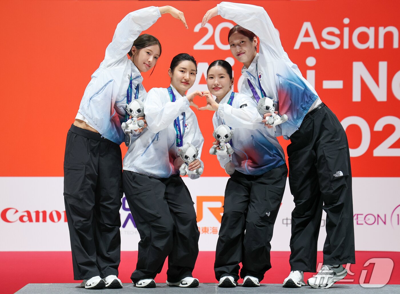 본문 이미지 - 대한민국 양승혜(왼쪽부터), 이혜인, 송세라, 임태희가 25일 일본 아이치 스카이 엑스포홀에서 열린 2026 아이치·나고야 아시안게임 펜싱 여자 에페 단체전 시상식에서 은메달을 수상한 뒤 하트 모양을 만들며 기념 촬영을 하고 있다. 2026.9.25 ⓒ 뉴스1 안은나 기자