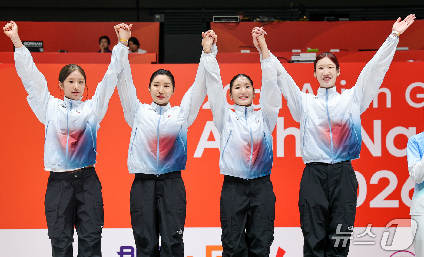 (도코나메=뉴스1) 안은나 기자 = 대한민국 양승혜(왼쪽부터), 이혜인, 송세라, 임태희가 25일 일본 아이치 스카이 엑스포홀에서 열린 2026 아이치·나고야 아시안게임 펜싱 여자 …