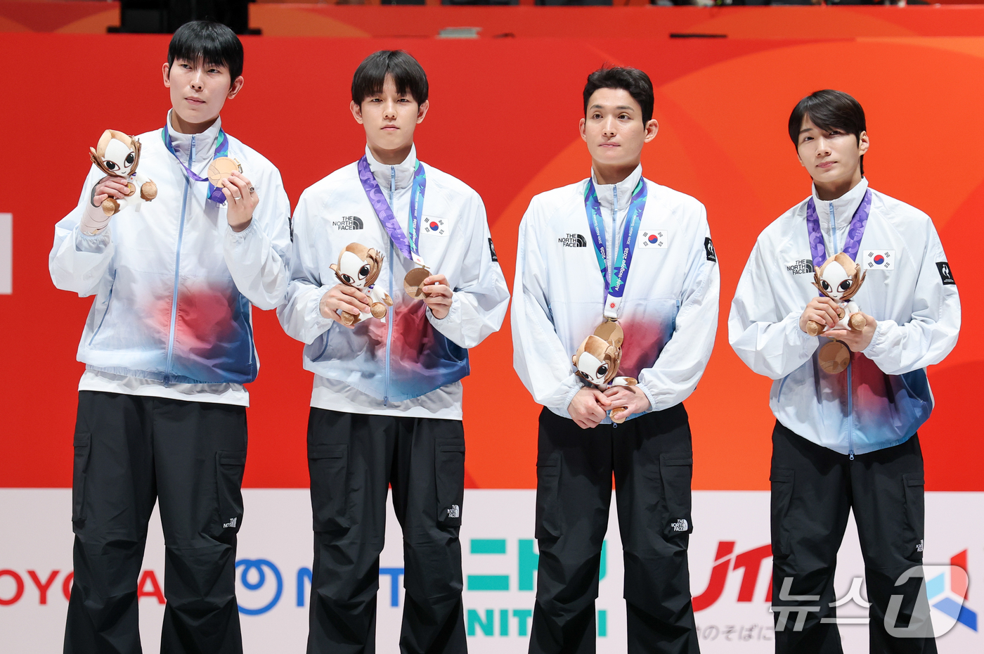 (도코나메=뉴스1) 안은나 기자 = 대한민국 윤정현(왼쪽부터), 임철우, 김태환, 이광현이 25일 일본 아이치 스카이 엑스포홀에서 열린 2026 아이치·나고야 아시안게임 펜싱 남자 …