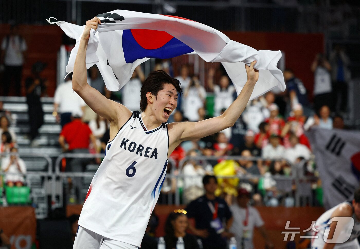 본문 이미지 - 3X3 남자 농구 대표팀이 결승에서 카타르를 제압하고 우승을 확정한 뒤 기뻐하고 있다. ⓒ 로이터=뉴스1