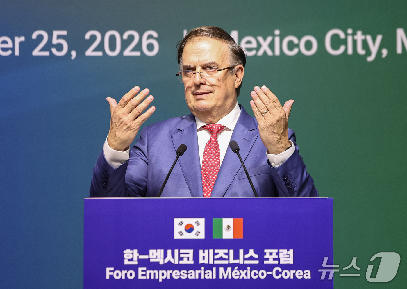 (멕시코시티=뉴스1) 허경 기자 = 마르셀로 에브라르드 멕시코 경제장관이 25일(현지시간) 멕시코 멕시코시티 월드트레이드센터에서 열린 한·멕시코 비즈니스포럼에서 발언을 하고 있다. …