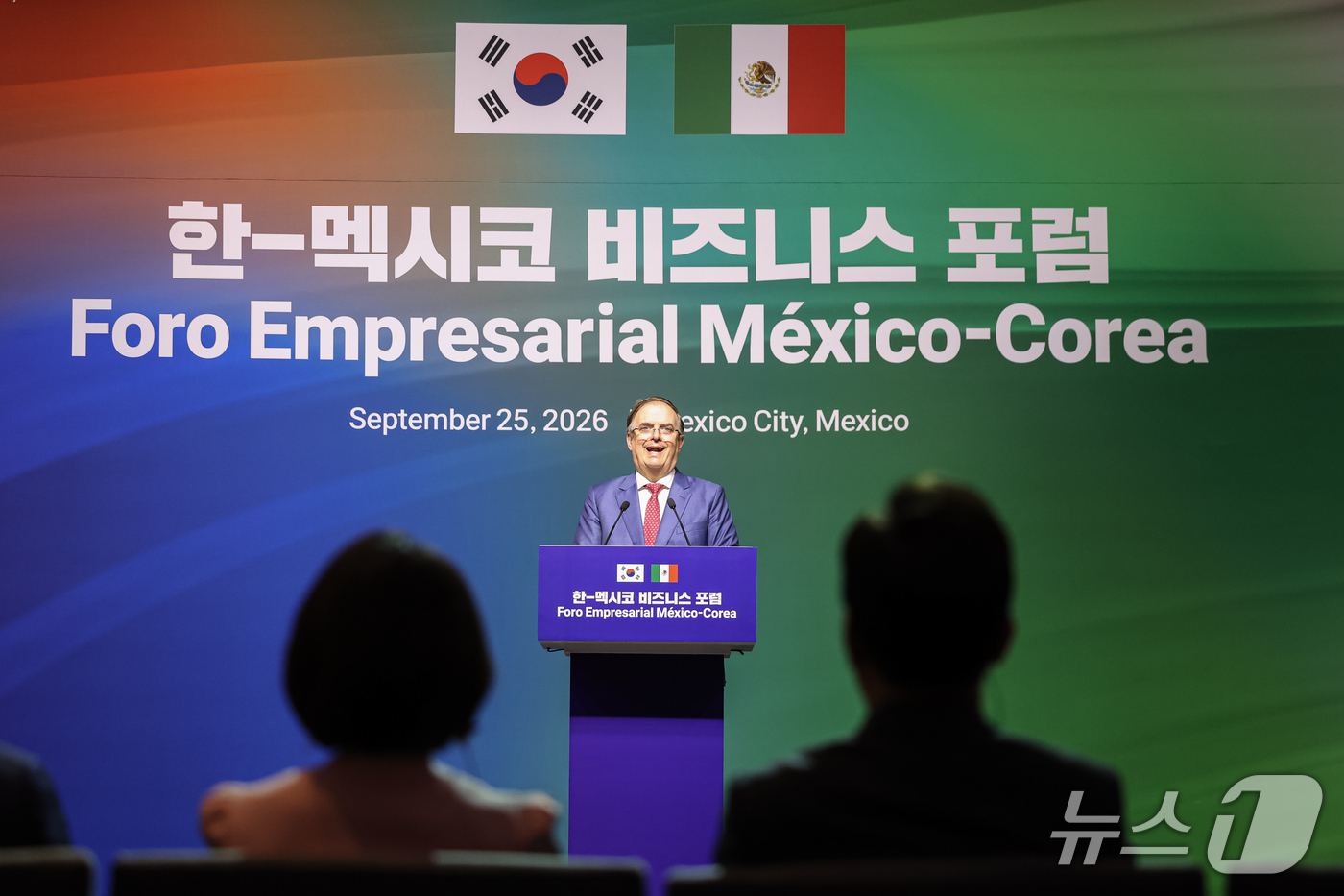 (멕시코시티=뉴스1) 허경 기자 = 마르셀로 에브라르드 멕시코 경제장관이 25일(현지시간) 멕시코 멕시코시티 월드트레이드센터에서 열린 한·멕시코 비즈니스포럼에서 발언을 하고 있다. …