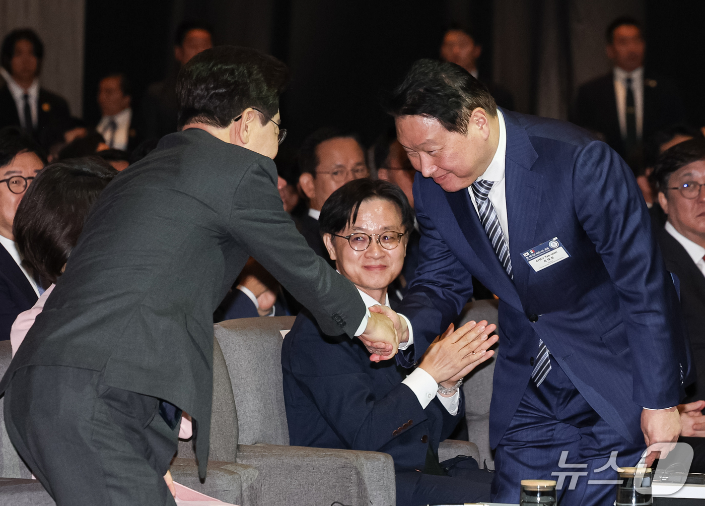 (멕시코시티=뉴스1) 허경 기자 = 이재명 대통령과 최태원 대한상의 회장이 25일(현지시간) 멕시코 멕시코시티 월드트레이드센터에서 열린 한·멕시코 비즈니스포럼에서 인사를 나누고 있 …