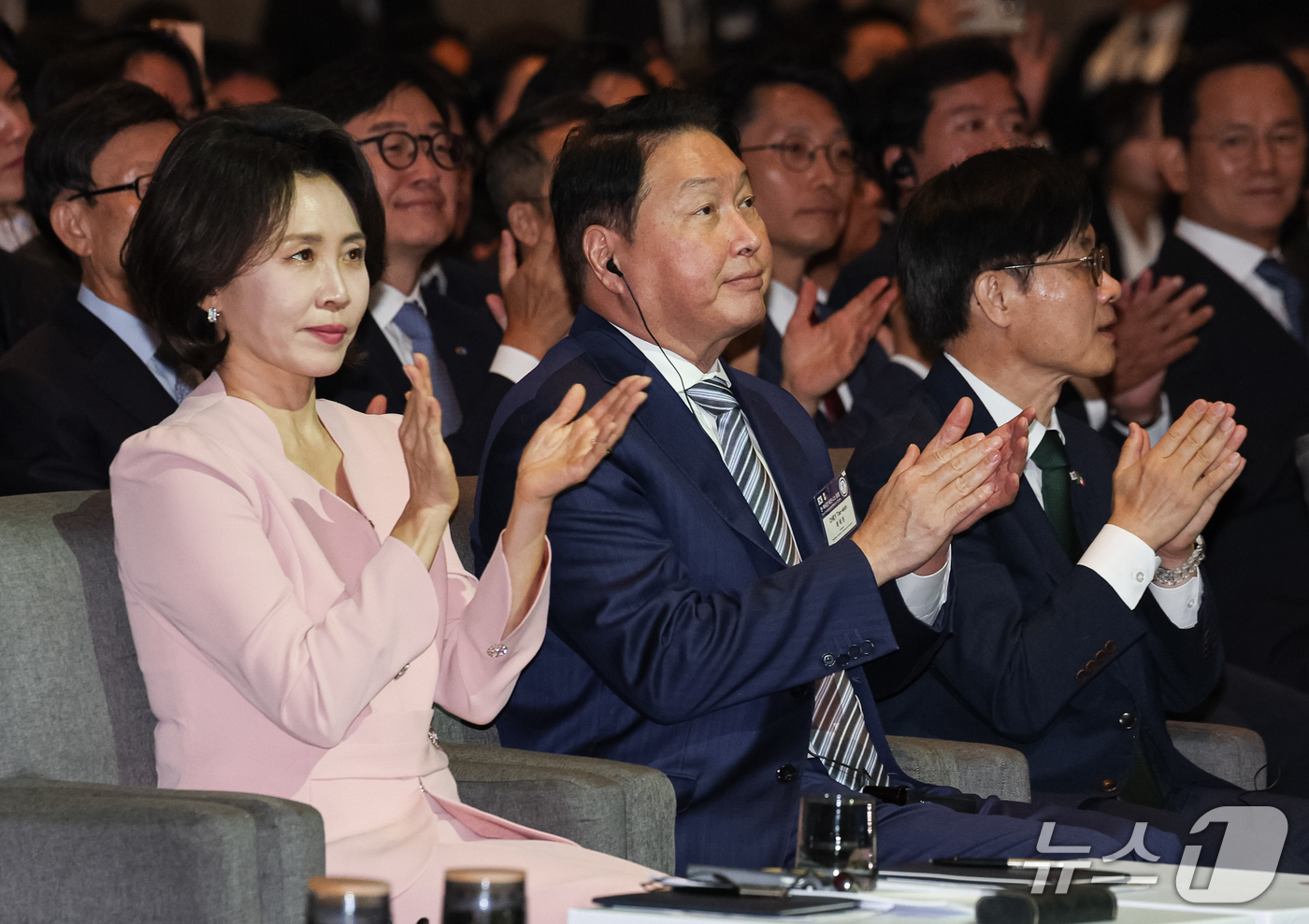 (멕시코시티=뉴스1) 허경 기자 = 김혜경 여사와 최태원 대한상의 회장이 25일(현지시간) 멕시코 멕시코시티 월드트레이드센터에서 열린 한·멕시코 비즈니스포럼에서 박수를 치고 있다. …