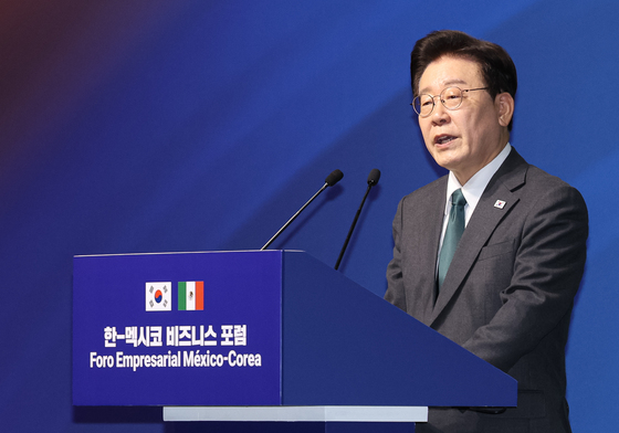 李대통령 "거짓·폭언엔 품격 있게 대응…더티한 싸움판 되면 의미 없어"