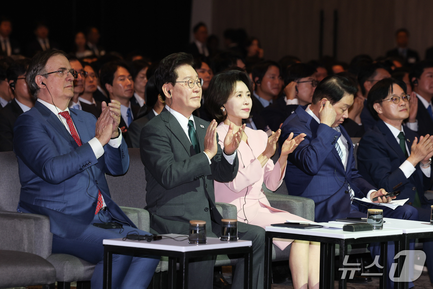 (멕시코시티=뉴스1) 허경 기자 = 이재명 대통령과 김혜경 여사가 25일(현지시간) 멕시코 멕시코시티 월드트레이드센터에서 열린 한·멕시코 비즈니스 포럼에서 박수를 치고 있다. 20 …