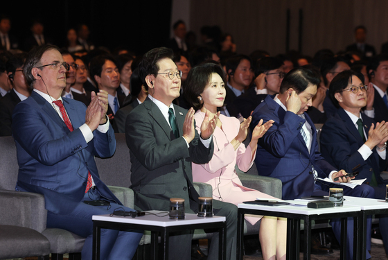박수 치는 이재명 대통령