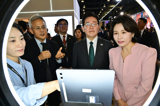 멕시코 'K-엑스포' 찾은 李대통령…AI 피부 진단·볶음면 시식 '엄지척'