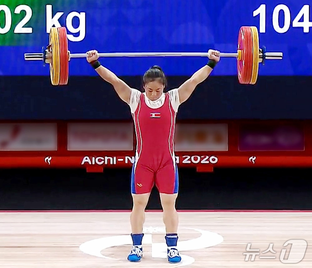 (평양 노동신문=뉴스1) = 북한의 오광옥 선수가 25일 제20회 아이치·나고야 아시안게임 여자 역도 57㎏급에서 세계신기록 3개를 세우며 금메달을 획득했다고 노동당 기관지 노동신 …