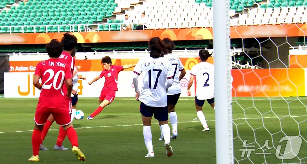 (평양 노동신문=뉴스1) = 북한 여자축구 대표팀이 25일 제20회 아이치·나고야 아시안게임 8강에서 대만을 5-1로 꺾고 준결승에 진출했다고 26일 노동당 기관지 노동신문이 보도 …