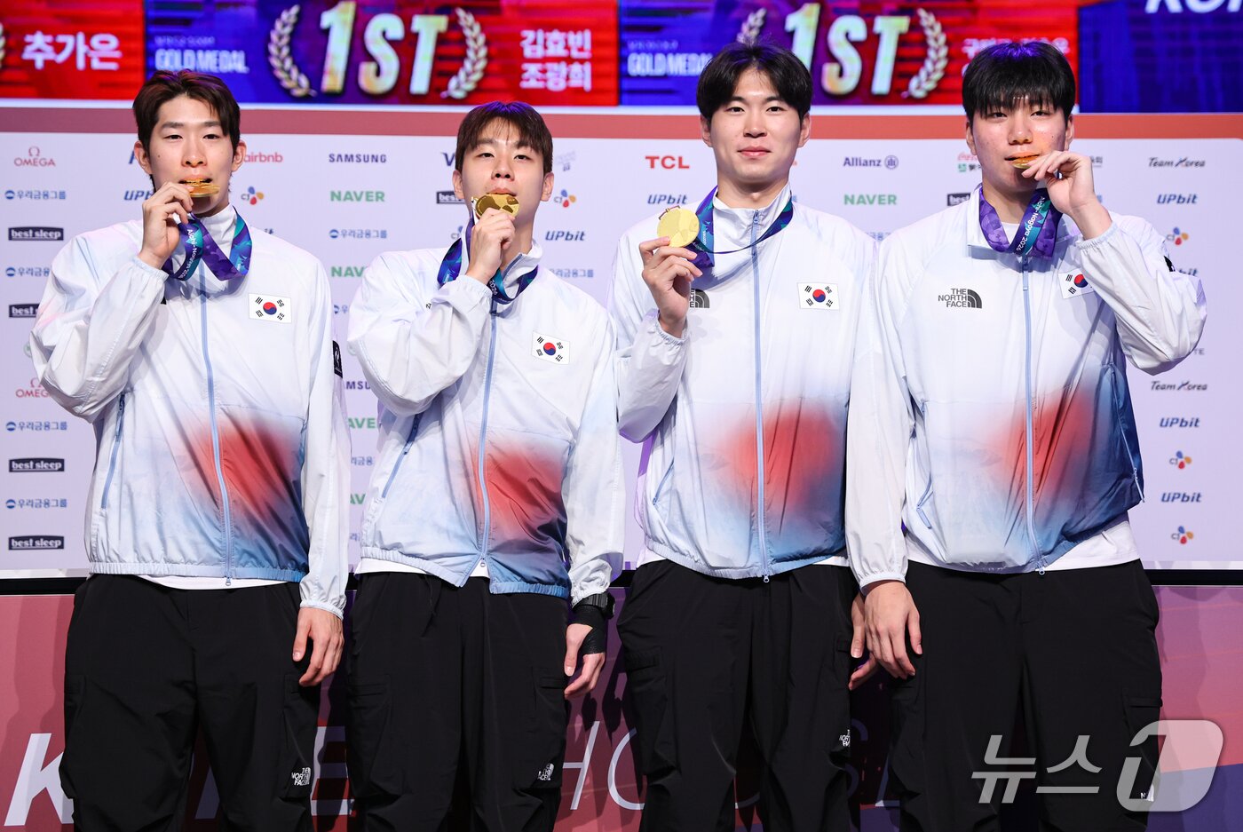 본문 이미지 - 3X3농구 이주영, 김승우, 이동근, 구민교가 26일 일본 나고야 코리안하우스에서 열린 금메달리스트 기자회견에서 기념촬영을 하고 있다. 2026.9.26 ⓒ 뉴스1 김도우 기자