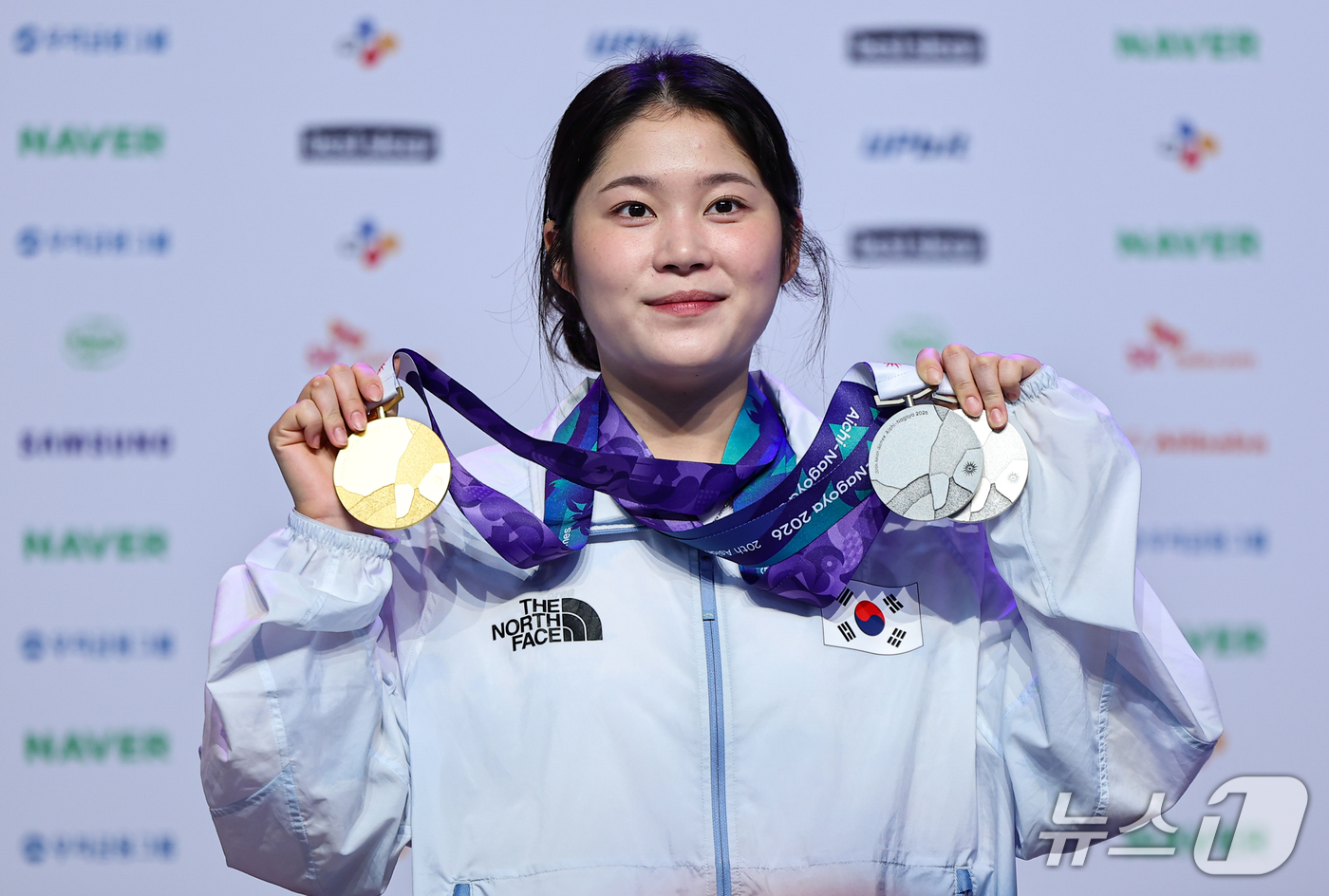 (나고야=뉴스1) 김도우 기자 = 사격 추가은이 26일 일본 나고야 코리안하우스에서 열린 금메달리스트 기자회견에서 기념 촬영을 하고 있다. 2026.9.26/뉴스1