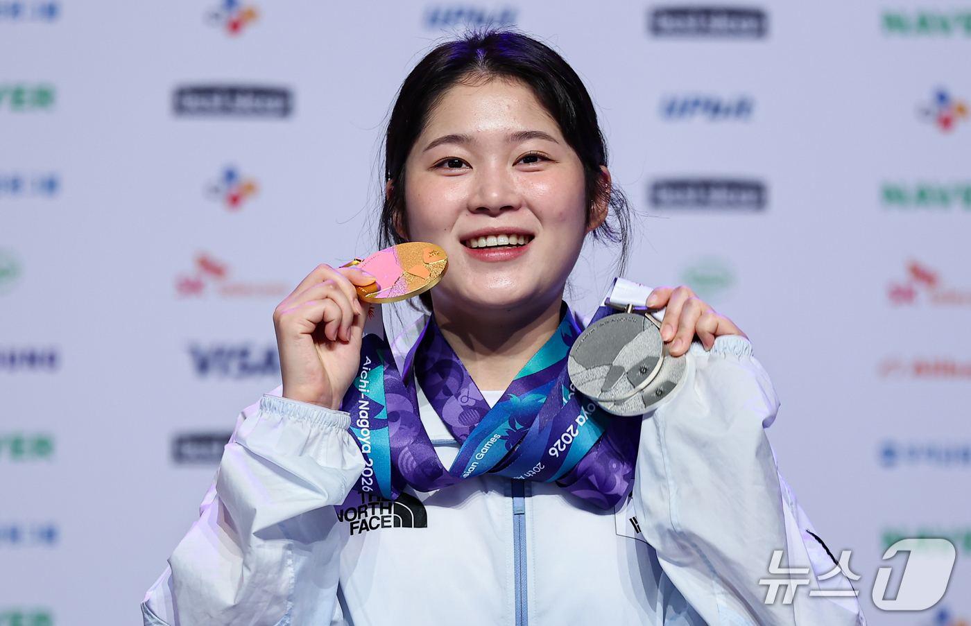 (나고야=뉴스1) 김도우 기자 = 사격 추가은이 26일 일본 나고야 코리안하우스에서 열린 금메달리스트 기자회견에서 기념 촬영을 하고 있다. 2026.9.26/뉴스1
