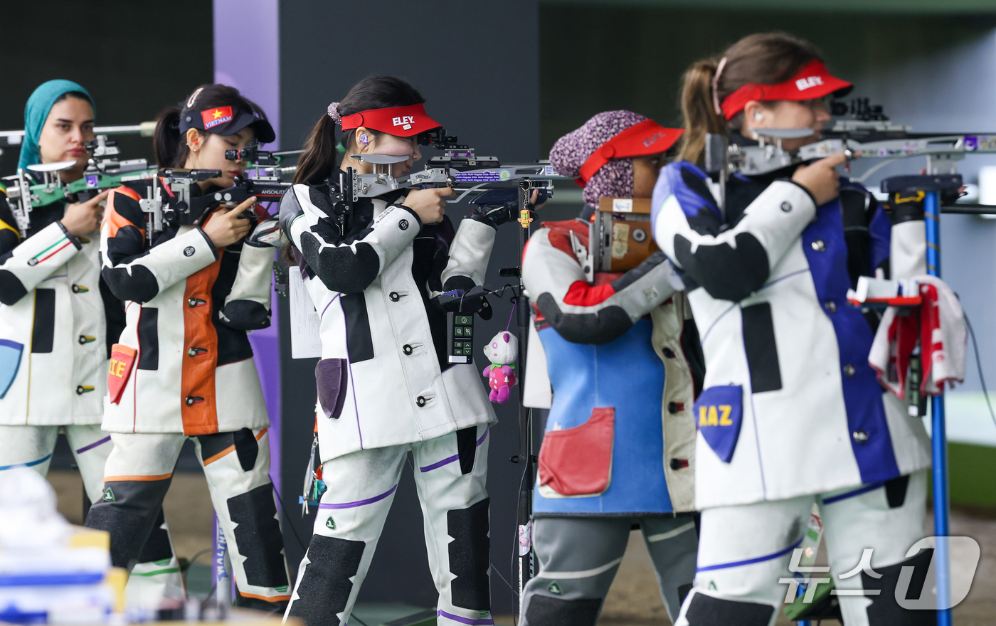 (도요타=뉴스1) 안은나 기자 = 대한민국 오세희(왼쪽 세 번째)가 26일 일본 아이치현 사격장에서 열린 2026 아이치·나고야 아시안게임 사격 여자 50m 소총 3자세 개인전 예 …