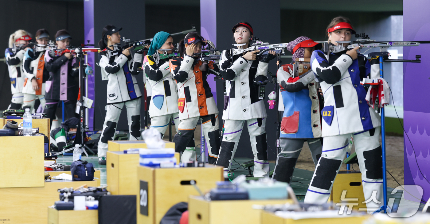 (도요타=뉴스1) 안은나 기자 = 대한민국 김보경(왼쪽 네 번째), 오세희(왼쪽 일곱 번째)가 26일 일본 아이치현 사격장에서 열린 2026 아이치·나고야 아시안게임 사격 여자 5 …