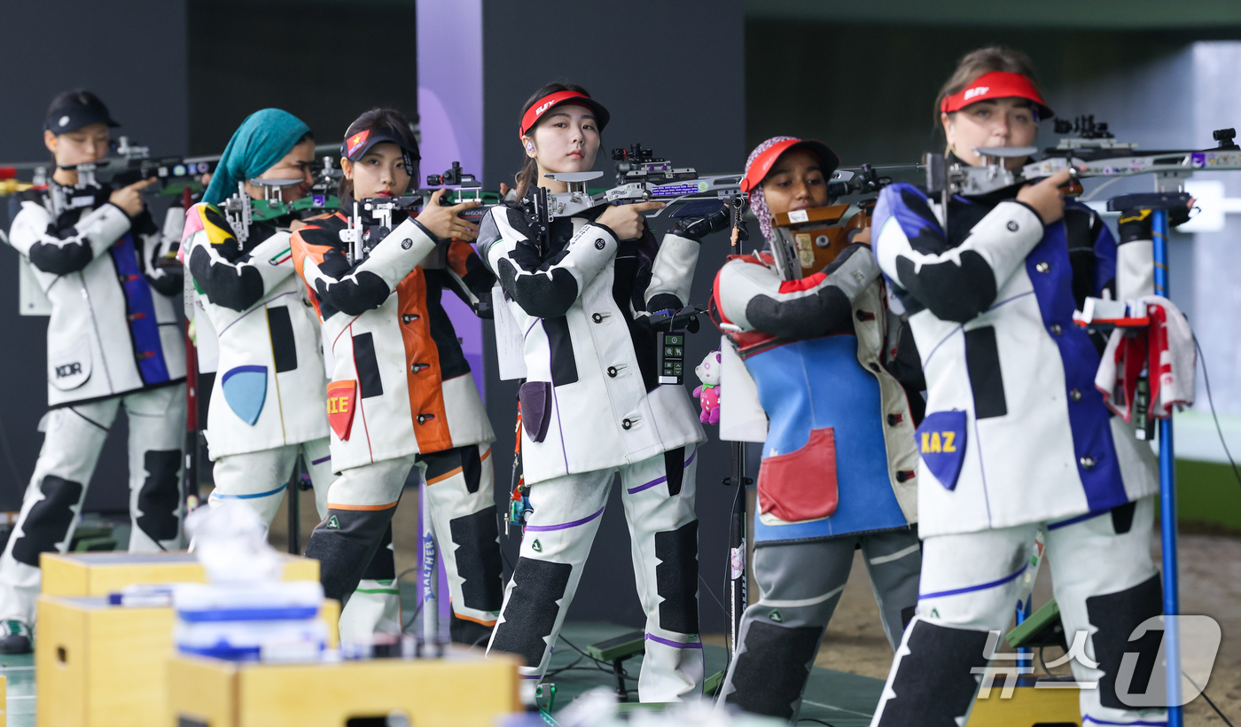 (도요타=뉴스1) 안은나 기자 = 대한민국 김보경(왼쪽 첫 번째), 오세희(왼쪽 네 번째)가 26일 일본 아이치현 사격장에서 열린 2026 아이치·나고야 아시안게임 사격 여자 50 …