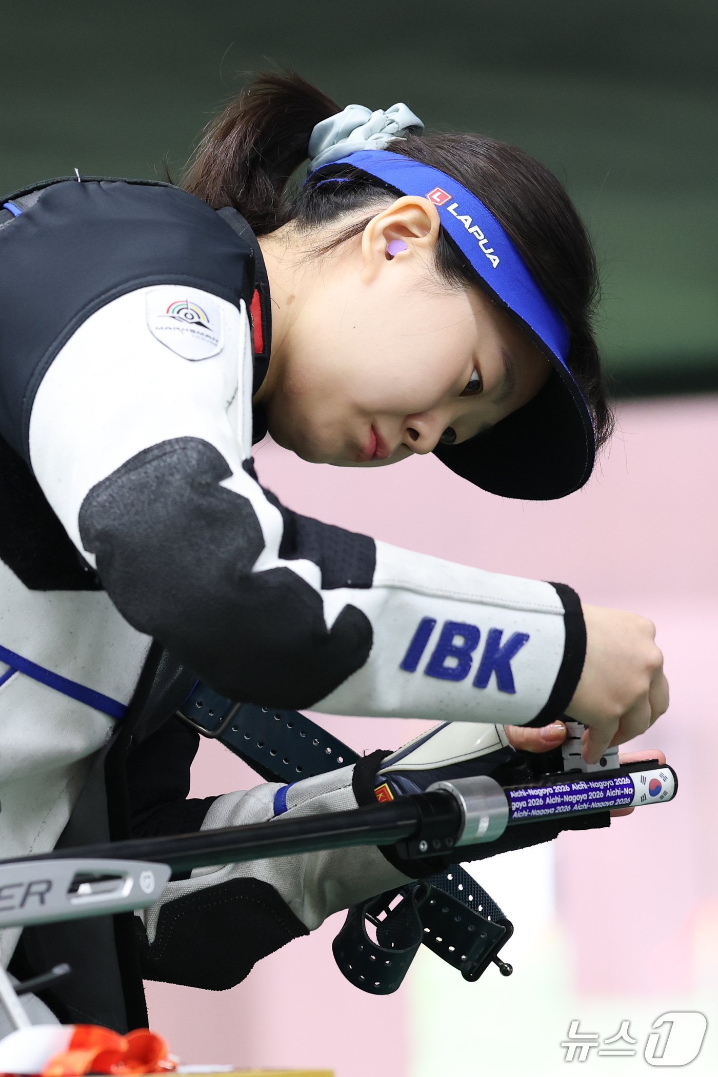 (도요타=뉴스1) 안은나 기자 = 대한민국 김지은이 26일 일본 아이치현 사격장에서 열린 2026 아이치·나고야 아시안게임 사격 여자 50m 소총 3자세 개인전 예선전에서 소총을 …