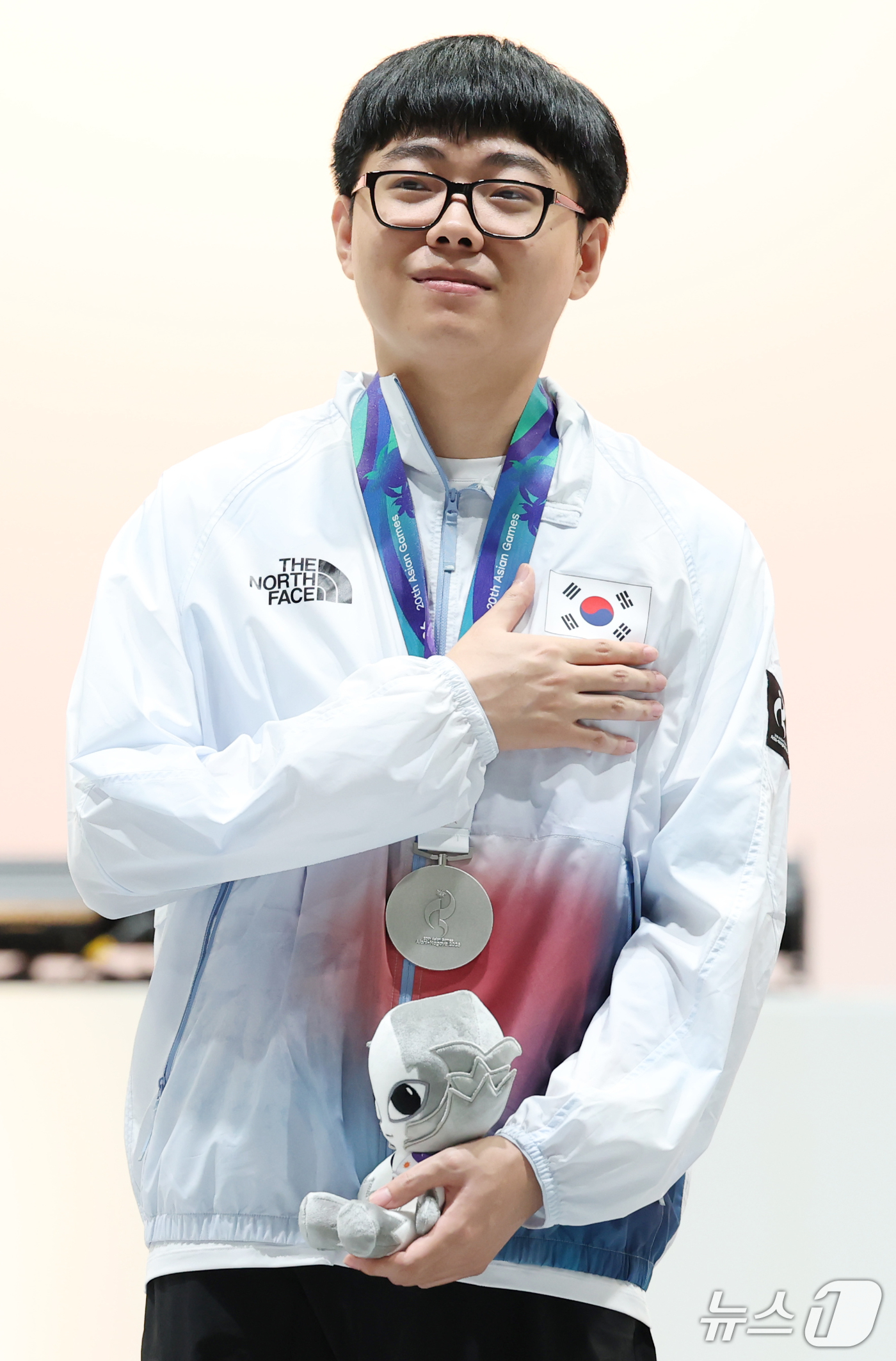 (도코나메=뉴스1) 김민지 기자 = 26일 일본 아이치현 도코나메 아이치 스카이 엑스포에서 열린  2026 아이치·나고야 아시안게임 E스포츠 뿌요뿌요 챔피언스 결승 시상식에서 은메 …