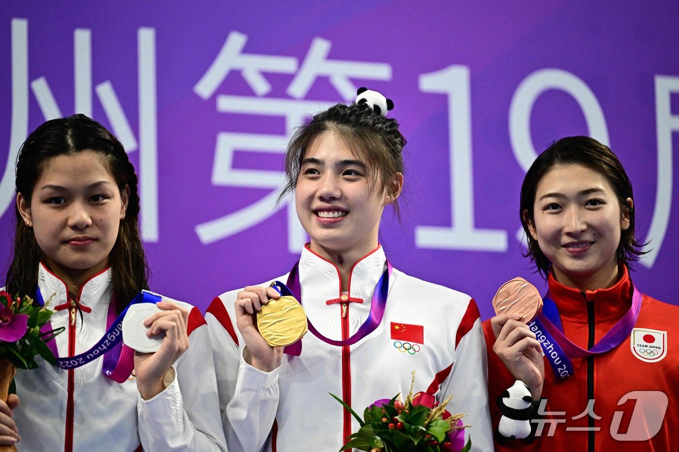 본문 이미지 - 2022 항저우 아시안게임 당시 장위페이와 이케에 ⓒ AFP=뉴스1