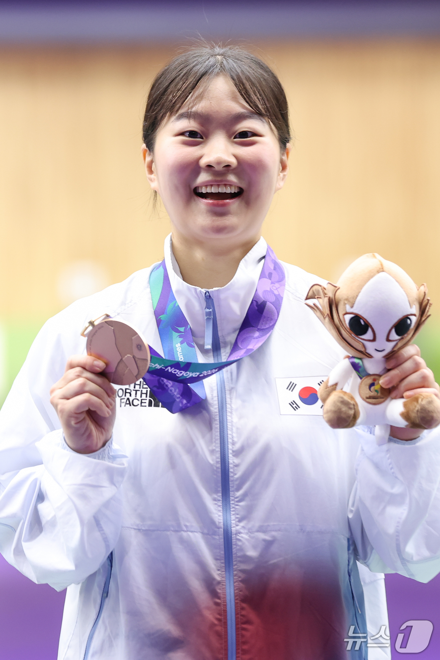 (도요타=뉴스1) 안은나 기자 = 대한민국 김지은이 26일 일본 아이치현 사격장에서 열린 2026 아이치·나고야 아시안게임 사격 여자 50m 소총 3자세 개인전 시상식에서 동메달을 …