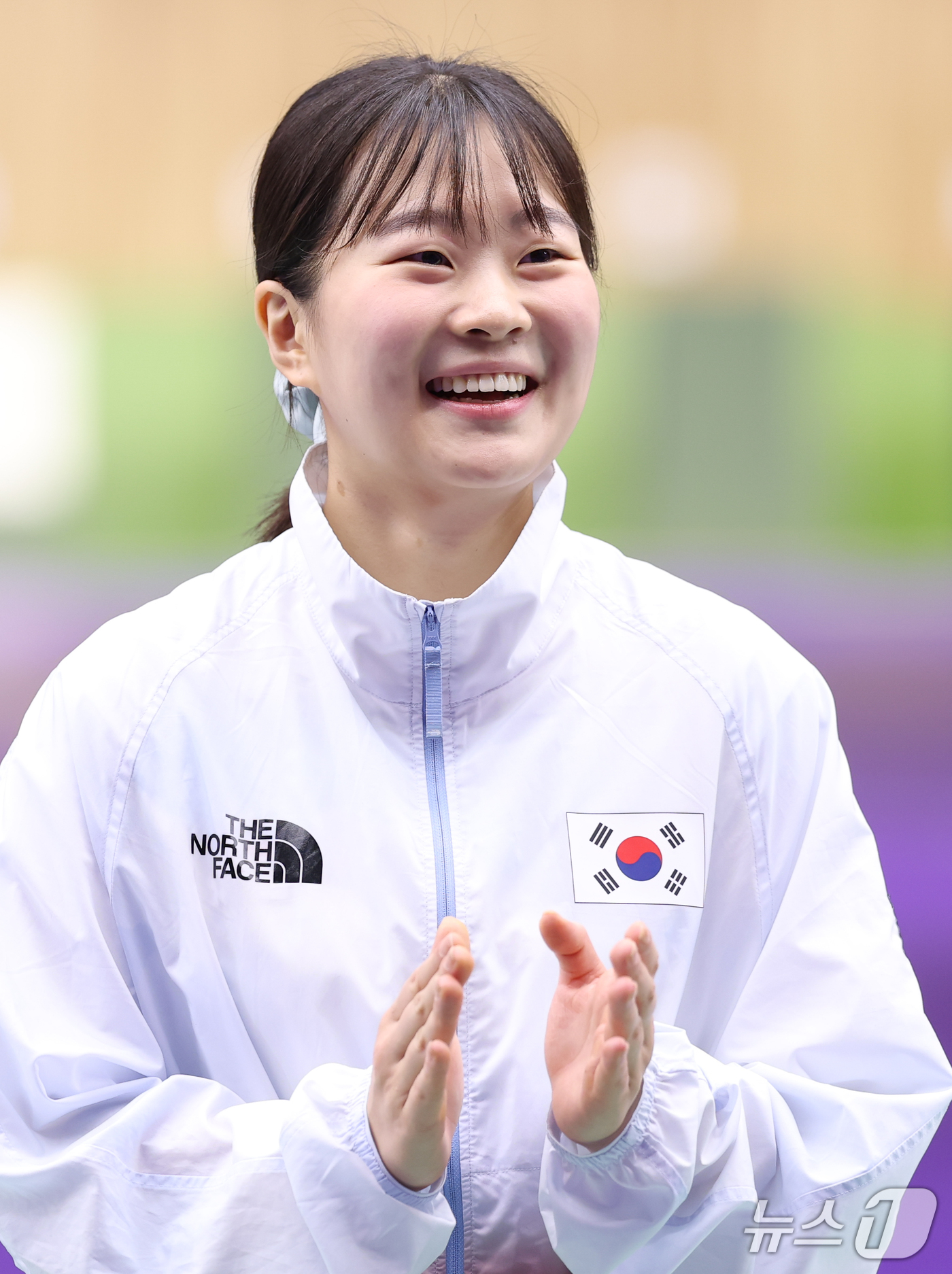 (도요타=뉴스1) 안은나 기자 = 대한민국 김지은이 26일 일본 아이치현 사격장에서 열린 2026 아이치·나고야 아시안게임 사격 여자 50m 소총 3자세 개인전 시상식에서 동메달을 …