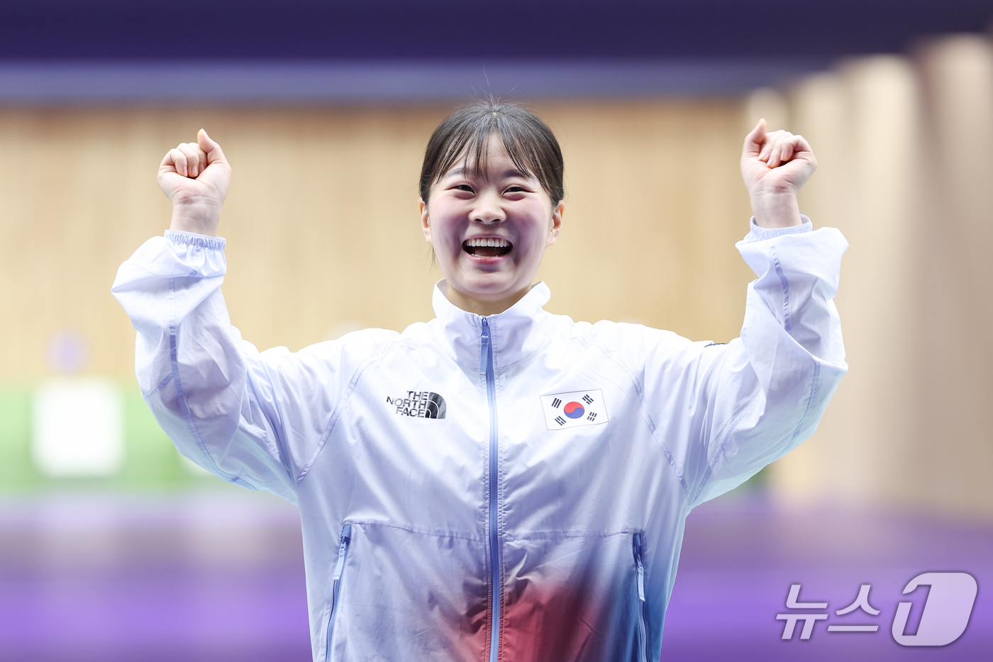 (도요타=뉴스1) 안은나 기자 = 대한민국 김지은이 26일 일본 아이치현 사격장에서 열린 2026 아이치·나고야 아시안게임 사격 여자 50m 소총 3자세 개인전 시상식에서 동메달을 …