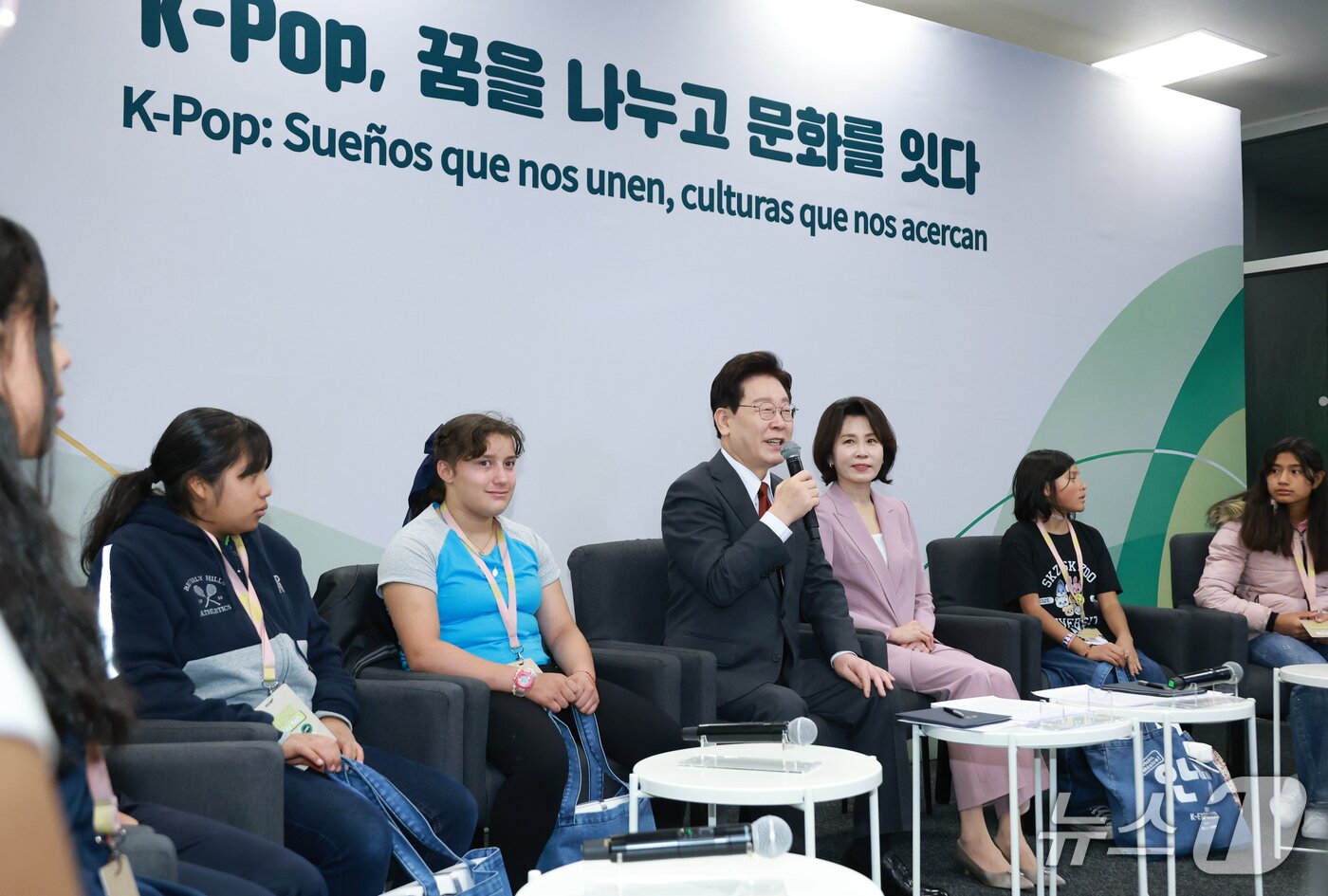 본문 이미지 - 이재명 대통령이 25일(현지시간) 멕시코시티 GNP 스타디움에서 열린 멕시코 청소년들과의 만남에서 발언을 하고 있다. 2026.9.26 ⓒ 뉴스1 허경 기자