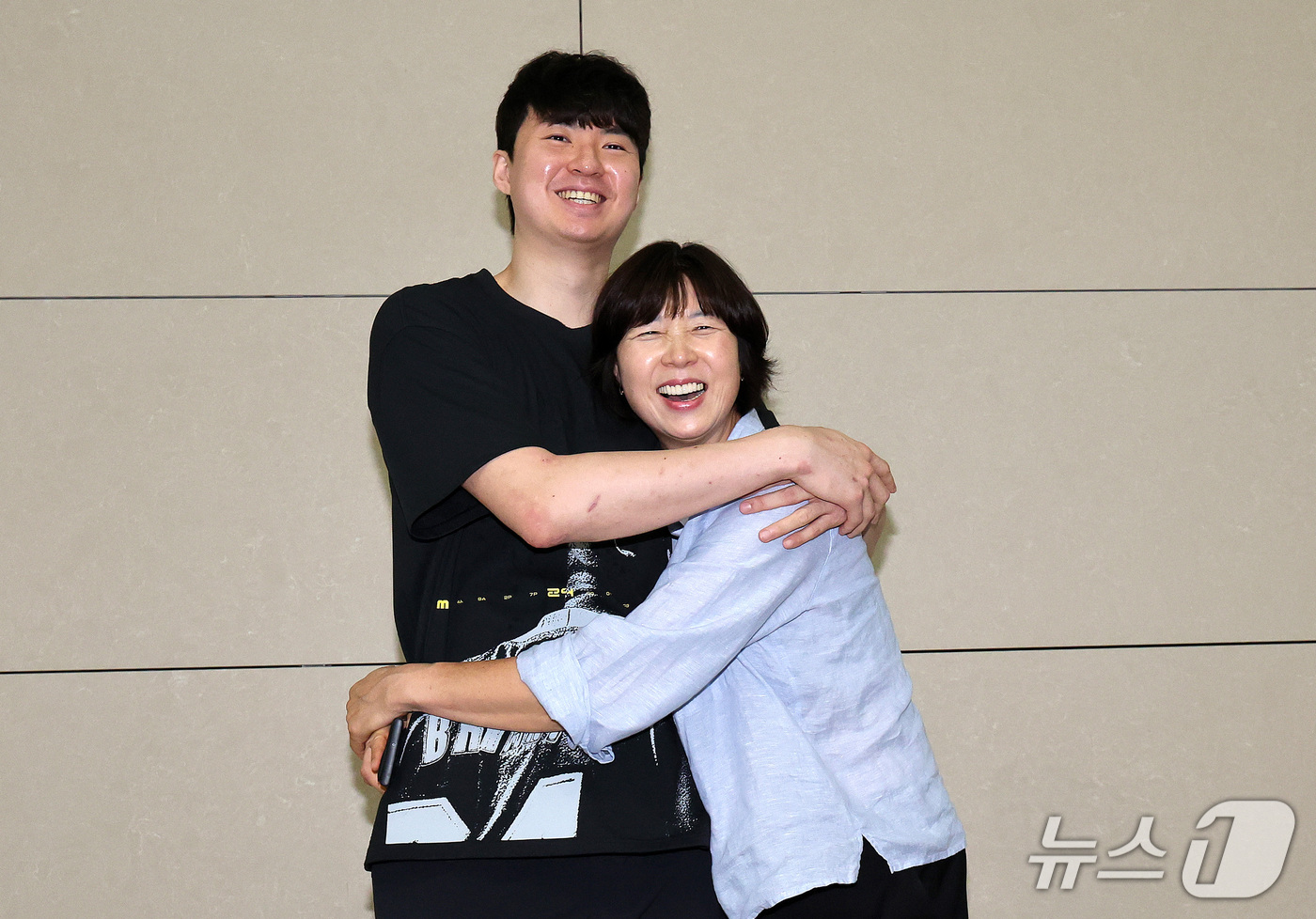 (인천공항=뉴스1) 박지혜 기자 = 이현중이 26일 오후 인천국제공항 제2여객터미널에서 미국 포틀랜드로 출국하기에 앞서 어머니 성정아 이사와 포옹하고 있다.이현중은 미국으로 출국해 …
