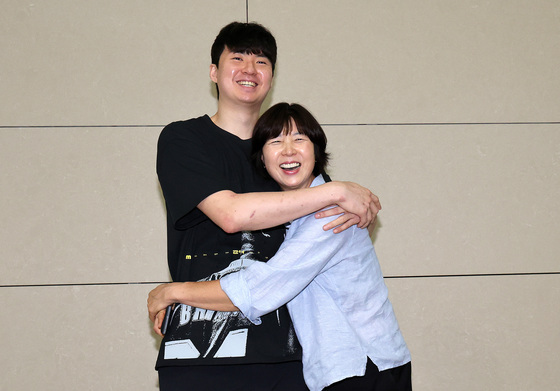 NBA 도전 앞둔 이현중, 엄마와 포옹