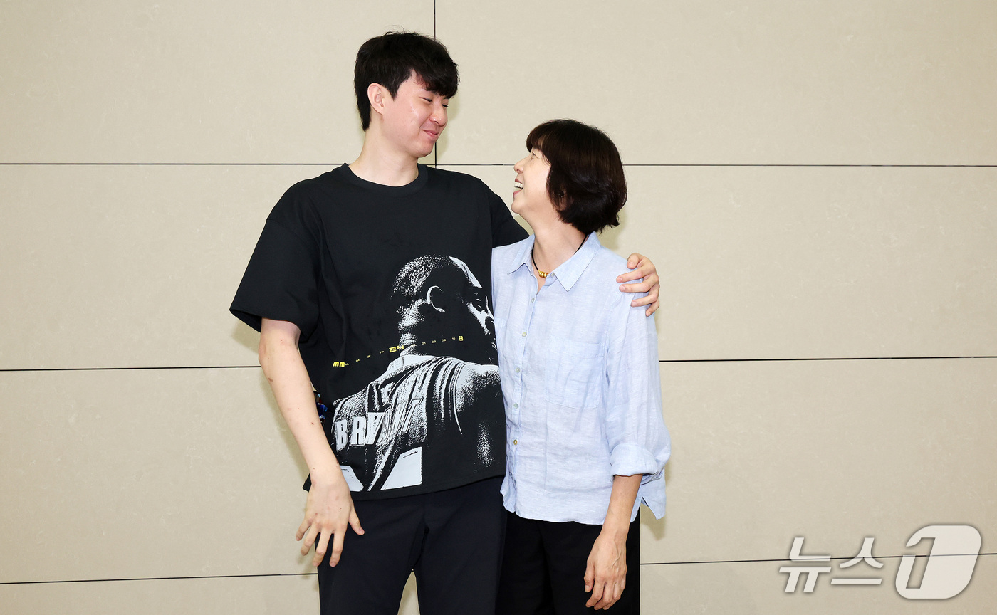 (인천공항=뉴스1) 박지혜 기자 = 이현중이 26일 오후 인천국제공항 제2여객터미널에서 미국 포틀랜드로 출국하기에 앞서 어머니 성정아 이사와 눈을 맞추고 있다.이현중은 미국으로 출 …