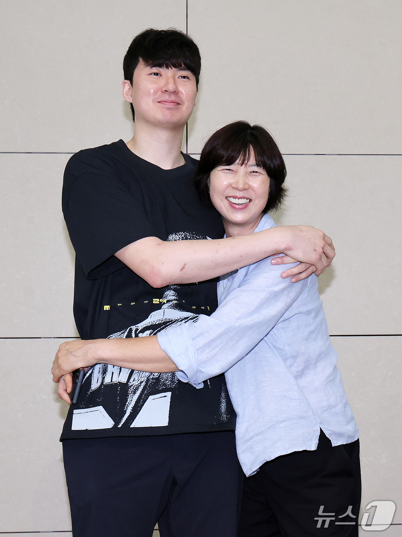 (인천공항=뉴스1) 박지혜 기자 = 이현중이 26일 오후 인천국제공항 제2여객터미널에서 미국 포틀랜드로 출국하기에 앞서 어머니 성정아 이사와 포옹하고 있다.이현중은 미국으로 출국해 …