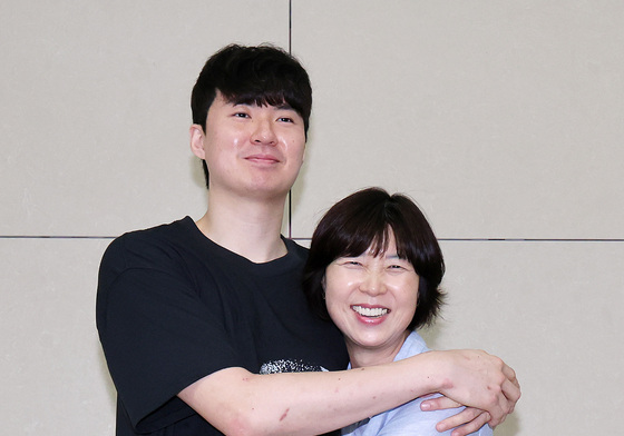 이현중, 어머니와 포옹 후 NBA 도전길