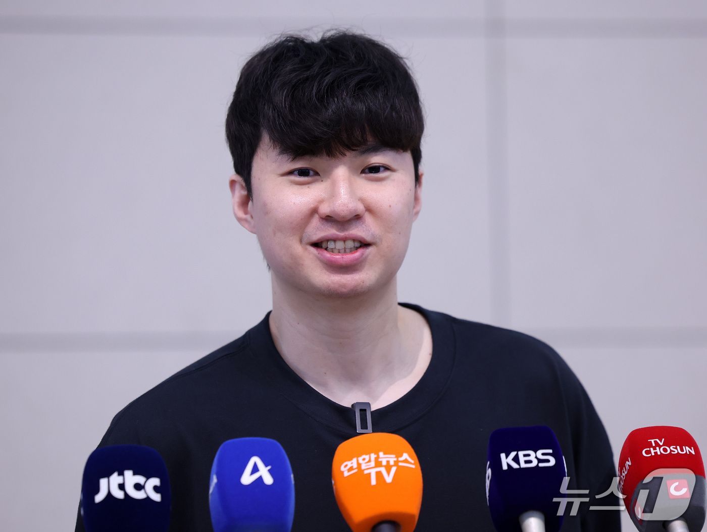 (인천공항=뉴스1) 박지혜 기자 = 이현중이 26일 오후 인천국제공항 제2여객터미널에서 미국으로 출국하기 앞서 취재진의 질문에 답하고 있다.이현중은 미국으로 출국해 미국프로농구(N …