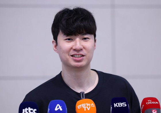 질문에 답하는 이현중