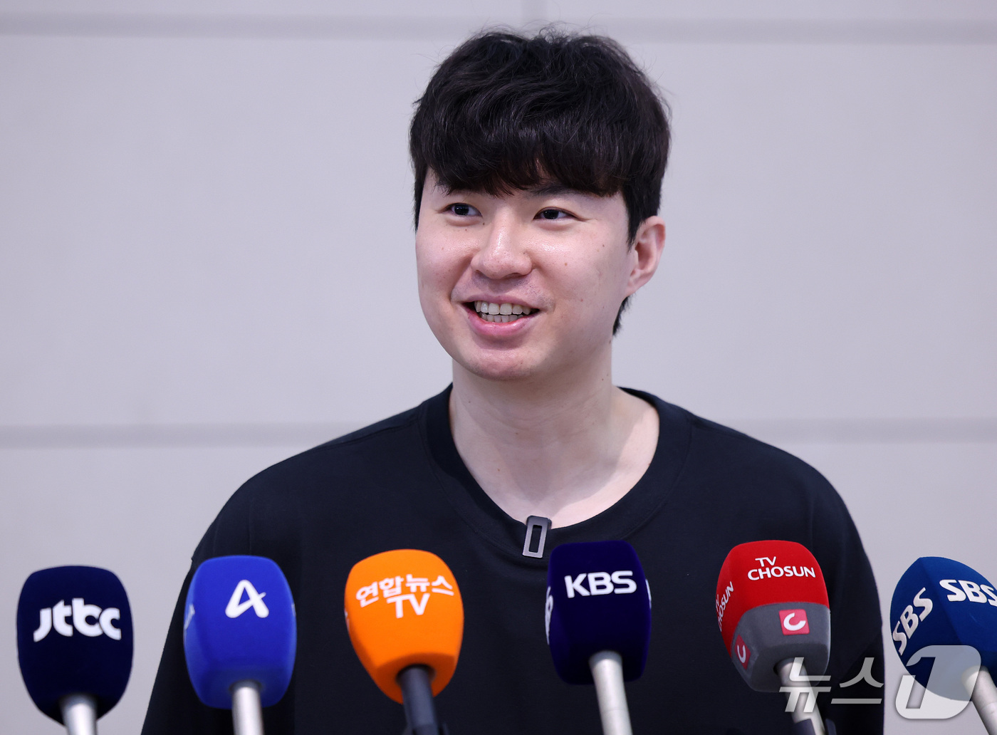 (인천공항=뉴스1) 박지혜 기자 = 이현중이 26일 오후 인천국제공항 제2여객터미널에서 미국으로 출국하기 앞서 취재진의 질문에 답하고 있다.이현중은 미국으로 출국해 미국프로농구(N …