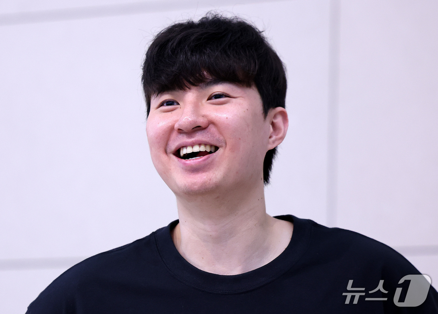 (인천공항=뉴스1) 박지혜 기자 = 이현중이 26일 오후 인천국제공항 제2여객터미널에서 미국으로 출국하며 미소짓고 있다.이현중은 미국으로 출국해 미국프로농구(NBA) 개막 전까지 …
