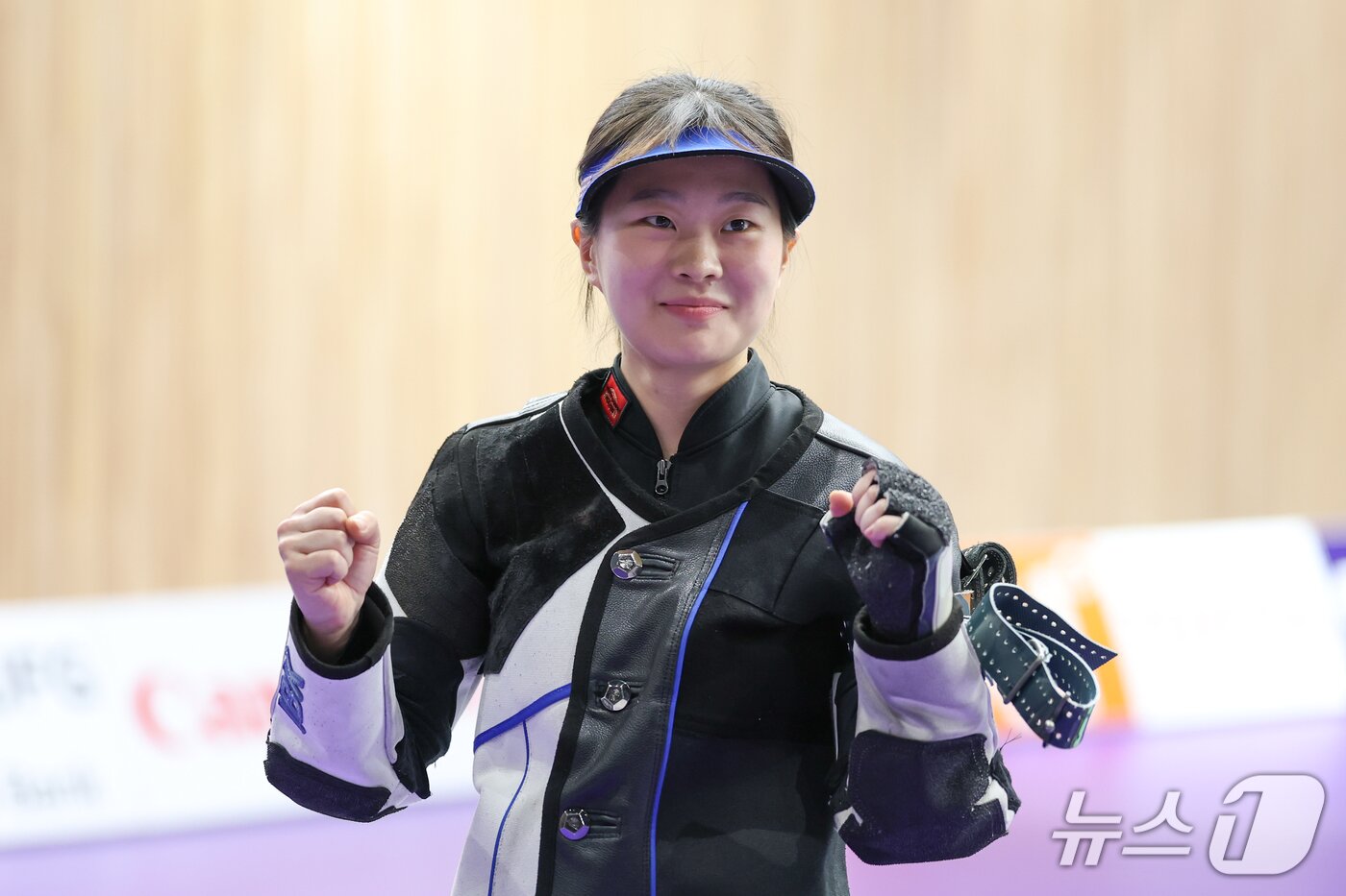 본문 이미지 - 대한민국 김지은이 26일 일본 아이치현 사격장에서 열린 2026 아이치·나고야 아시안게임 사격 여자 50m 소총 3자세 개인전 결선에 입장하며 인사하고 있다. 2026.9.26 ⓒ 뉴스1 안은나 기자