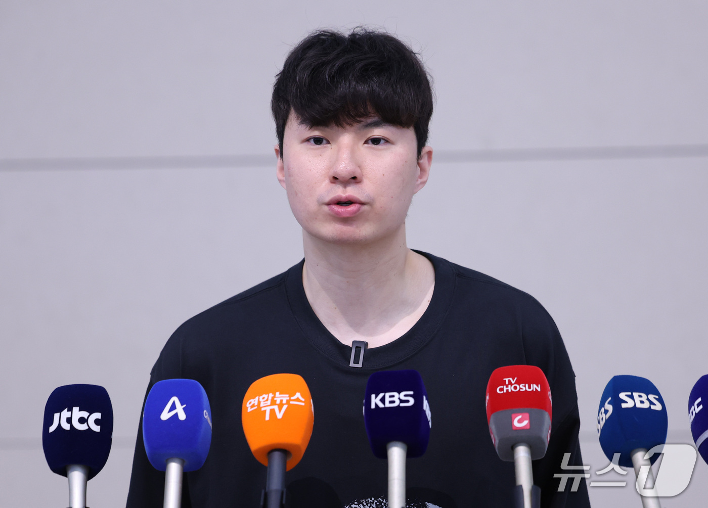 (인천공항=뉴스1) 박지혜 기자 = 이현중이 26일 오후 인천국제공항 제2여객터미널에서 미국으로 출국하기 앞서 취재진의 질문에 답하고 있다.이현중은 미국으로 출국해 미국프로농구(N …