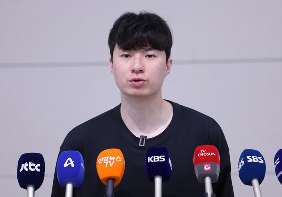 질문에 답하는 이현중