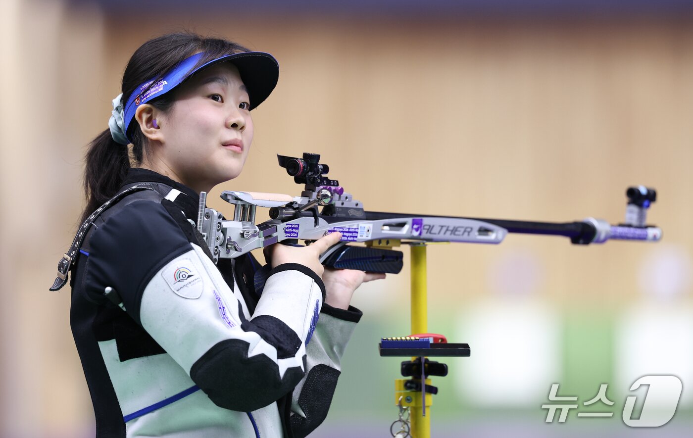 본문 이미지 - 대한민국 김지은이 26일 일본 아이치현 사격장에서 열린 2026 아이치·나고야 아시안게임 사격 여자 50m 소총 3자세 개인전 결선에서 관중석을 바라보고 있다. 2026.9.26 ⓒ 뉴스1 안은나 기자
