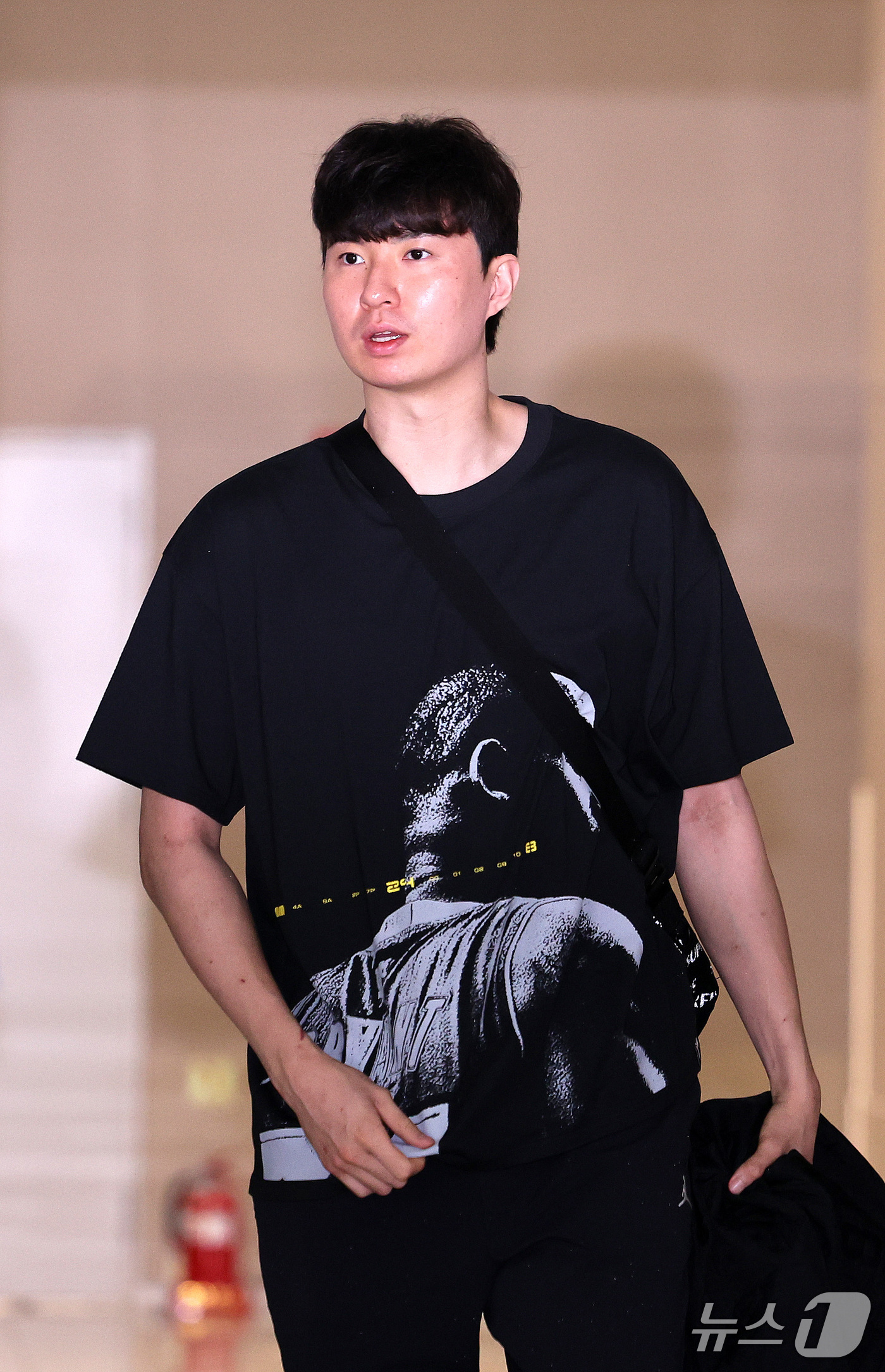 (인천공항=뉴스1) 박지혜 기자 = 이현중이 26일 오후 인천국제공항 제2여객터미널에서 미국 출국을 위해 출국장으로 향하고 있다.이현중은 미국프로농구(NBA) 개막 전까지 포틀랜드 …