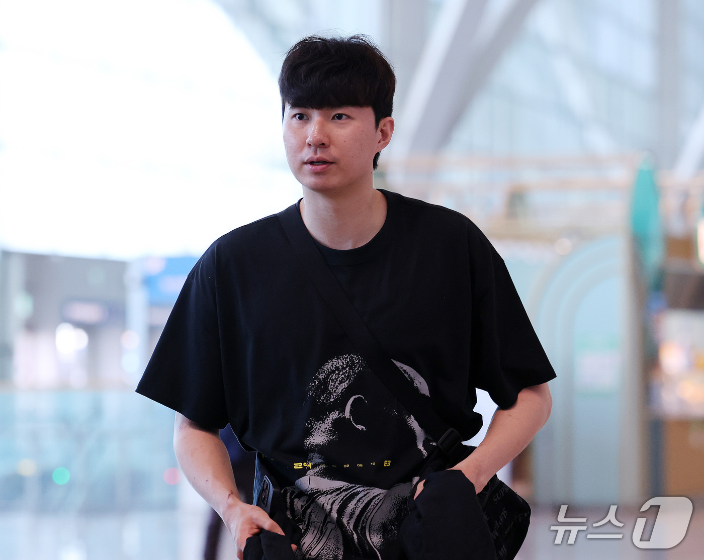 (인천공항=뉴스1) 박지혜 기자 = 이현중이 26일 오후 인천국제공항 제2여객터미널에서 미국 출국을 위해 출국장으로 향하고 있다.이현중은 미국프로농구(NBA) 개막 전까지 포틀랜드 …