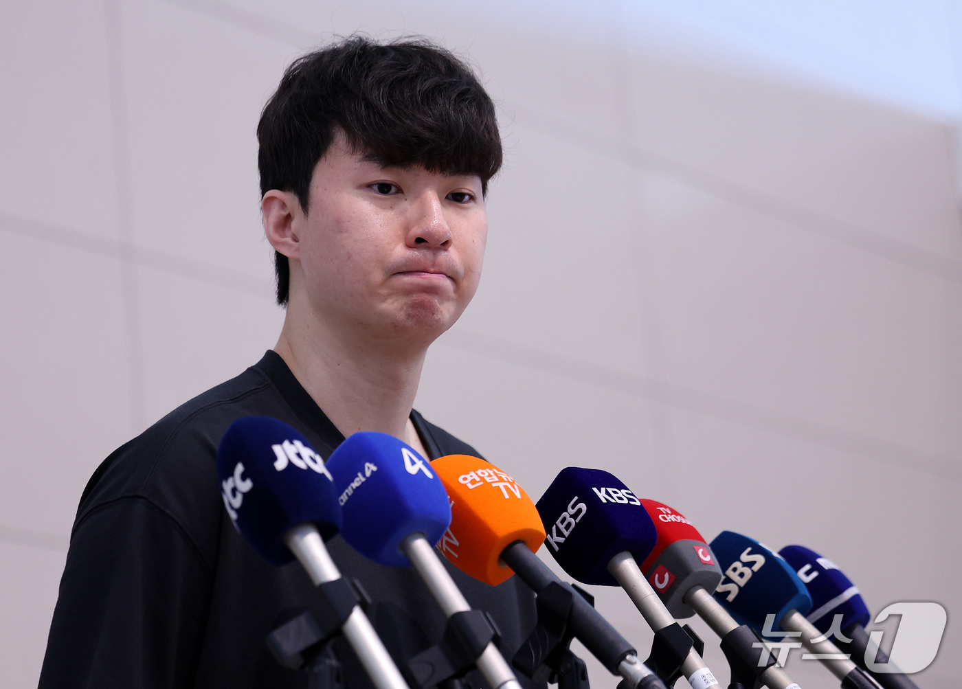 (인천공항=뉴스1) 박지혜 기자 = 이현중이 26일 오후 인천국제공항 제2여객터미널에서 미국으로 출국하기 앞서 취재진의 질문을 듣고 있다.이현중은 미국으로 출국해 미국프로농구(NB …