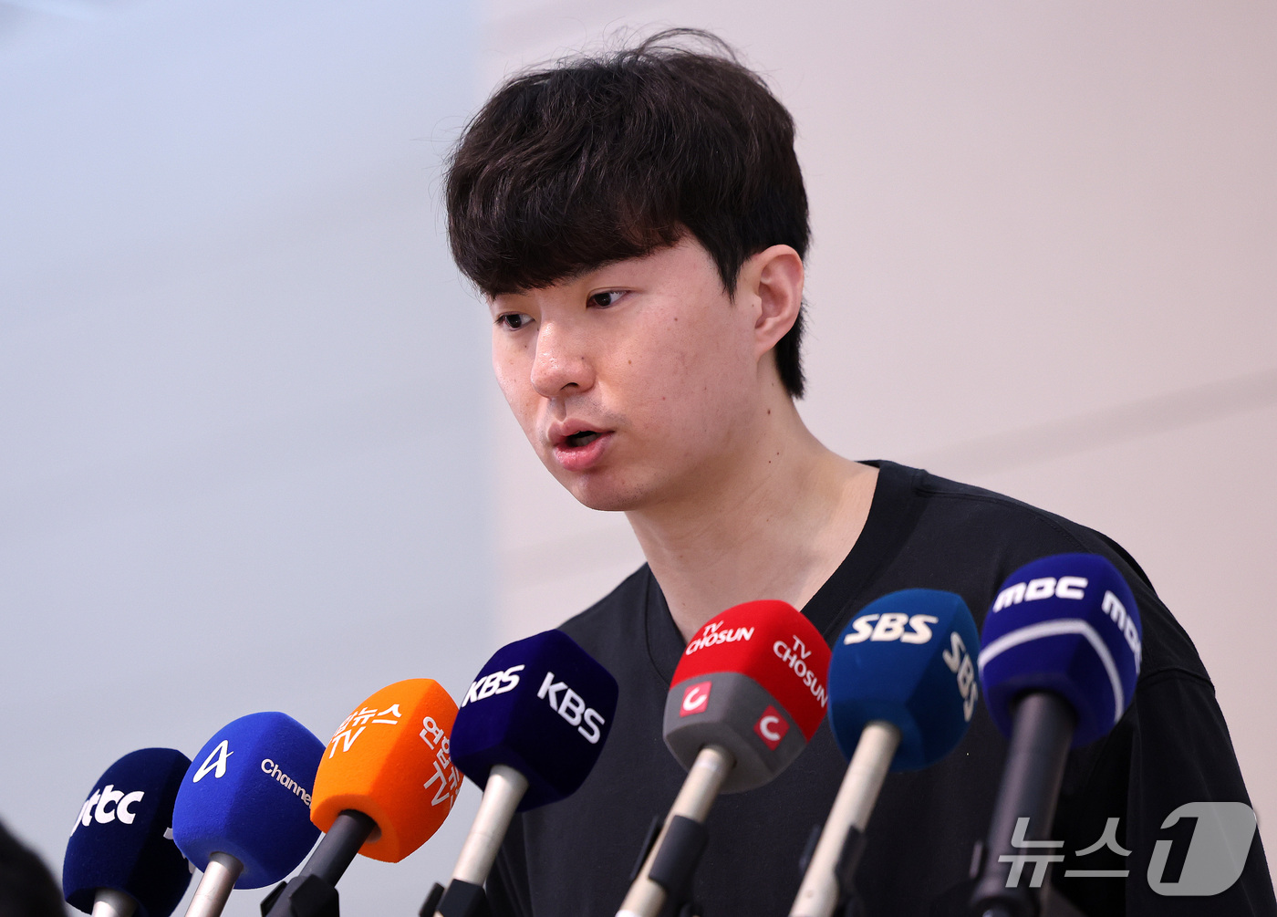 (인천공항=뉴스1) 박지혜 기자 = 이현중이 26일 오후 인천국제공항 제2여객터미널에서 미국으로 출국하기 앞서 취재진의 질문에 답하고 있다.이현중은 미국으로 출국해 미국프로농구(N …